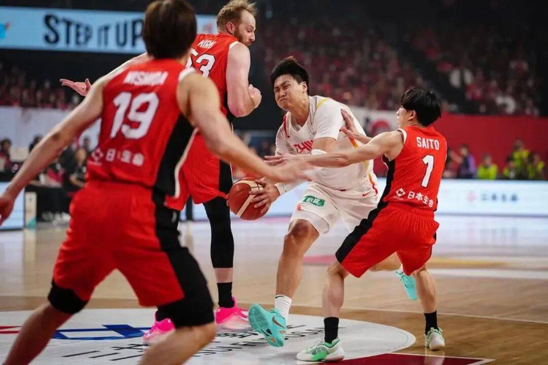 太狠了！冲刺阶段深圳男篮更衣室发声北京首钢围绕NBA季后赛队长鼓劲，阿贾克斯防线松动备战英超