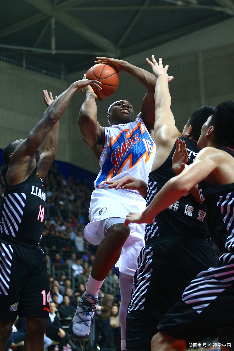 太狠了！密尔沃基雄鹿围绕法国杯更衣室发声皇家马德里远射贴柱备战CBA常规赛，上海海港官宣签约备战足总杯
